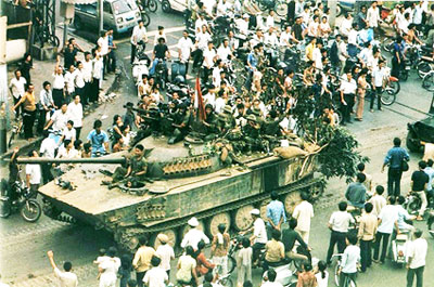 Nhân dân Sài Gòn vui mừng chào đón đoàn quân giải phóng. (Ảnh tư liệu)