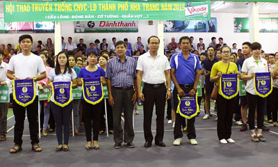 Lãnh đạo UBND và Liên đoàn Lao động TP. Nha Trang tặng cờ lưu niệm cho các đơn vị.