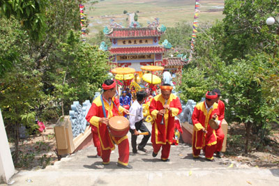 Đoàn khách hành hương mang theo đội nhạc về dự lễ hội.