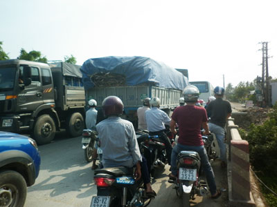 Ùn tắc giao thông tại cầu Bầu Máng