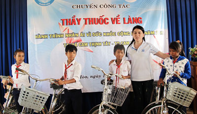 Trao xe đạp cho học sinh Trường THCS Cam Thịnh Tây.