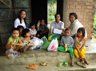 Nhóm thiện nguyện Khánh Hòa luôn sẵn sàng giúp đỡ những mảnh đời khó khăn, bất hạnh.