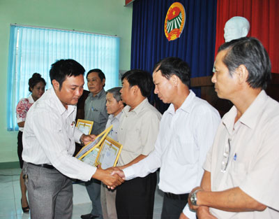 Lãnh đạo Hội Nông dân TP. Nha Trang trao giấy khen cho 6 tập thể.