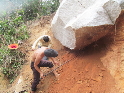 Gồng mình khai thác đá.