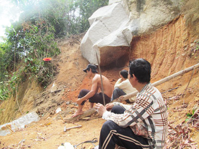 Phút thư giãn của thợ chẻ đá.