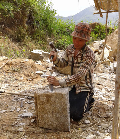 Thợ chẻ đá không có bất cứ dụng cụ bảo hộ nào.