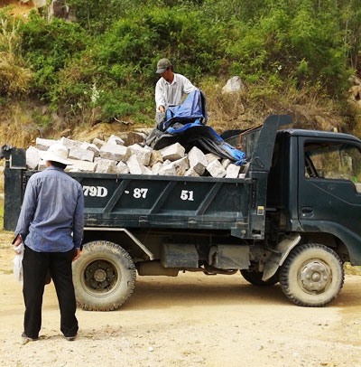 Xe tải chở đá đi tiêu thụ.