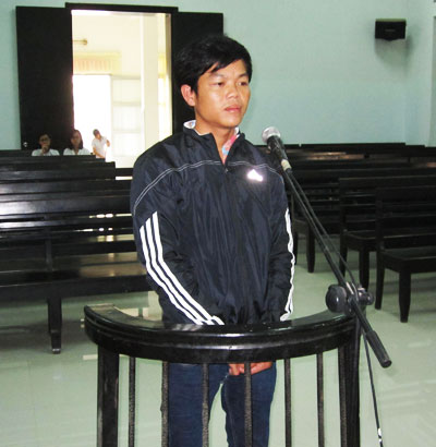 Bị cáo Dương Hoài Phong trước vành móng ngựa.