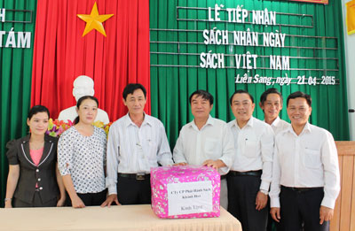 Các đơn vị tặng sách cho Trường THCS Lê Văn Tám. Ảnh: Bảo Anh