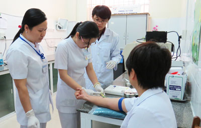 Tiếp nhận kỹ thuật điều trị mới bằng huyết tương giàu tiểu cầu