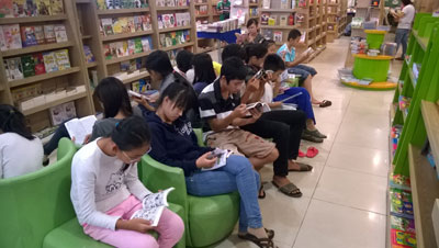 Các em nhỏ đọc sách tại Nhà sách Phương Nam, Nha Trang.