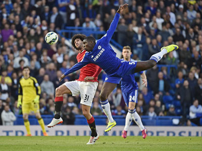 Zouma (bên phải) đã có một trận đấu hay, giúp Chelsea phong tỏa ngòi nổ Fellaini.