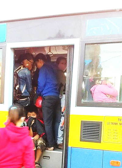  Không có chỗ, khách phải ngồi ngay trên lối lên xuống xe.