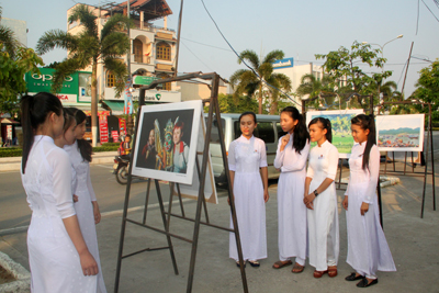 Học sinh xem triển lãm ảnh Nét đẹp xứ Trầm Hương