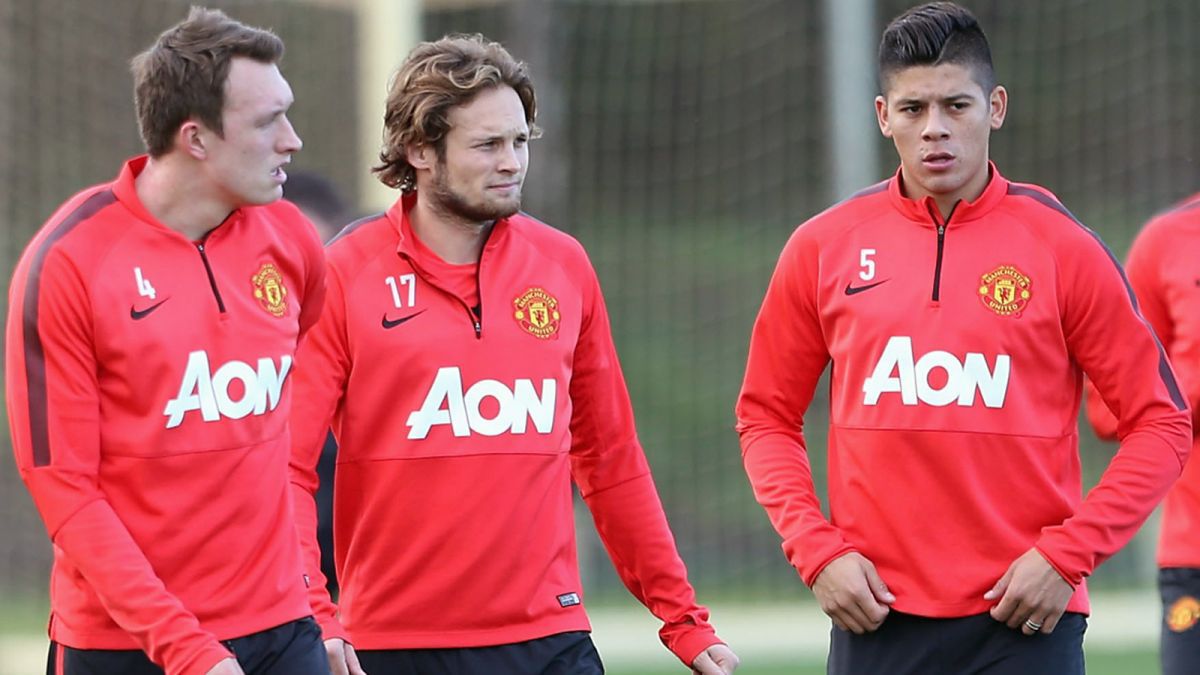 Manchester United thiếu vắng nhiều trụ cột ở hàng thủ trong trận gặp Chelsea.