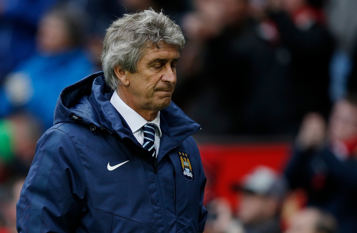 Manuel Pellegrini đang như ngồi trên đống lửa ở Manchester City.