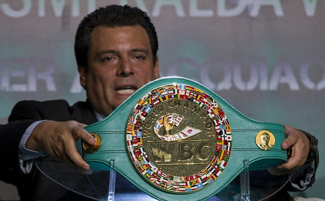 Chủ tịch WBC Mauricio Sulaiman trình làng chiếc đai độc nhất vô nhị trong buổi lễ ở Mexico City hôm qua 21/4.