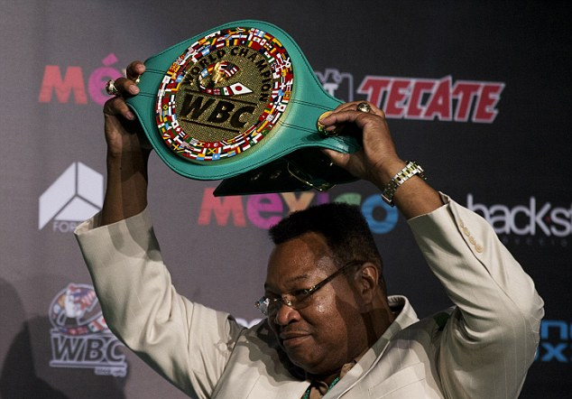 Đây là chiếc đai cho trận so găng Mayweather - Pacquiao, nhưng cả hai võ sĩ bận tập luyện cho trận đấu, nên không góp mặt. Người được chọn làm nghi thức nâng chiếc đai huyền thoại này là cựu võ sĩ Larry Holmes. 