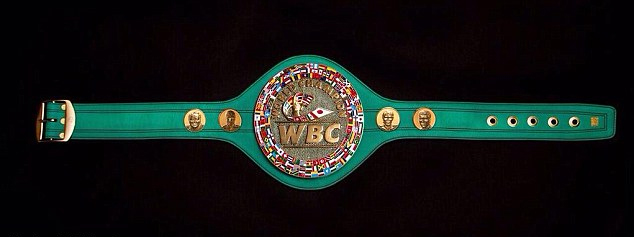 Bên cạnh vòng tròn lớn ở giữa in chữ WBC và cờ các quốc gia thành viên, là ảnh chân dung của Mayweather, Pacquiao và hai huyền thoại quyên anh khác là Morgan Freeman và Muhamad Ali.