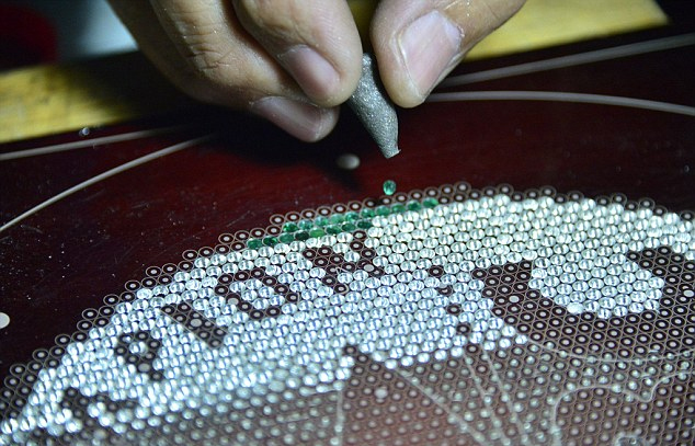  Chiếc đai này là một tác phẩm nghệ thuật thật sự, khi được chế tác tinh xảo, gắn ngọc bích và nạm kim cương.