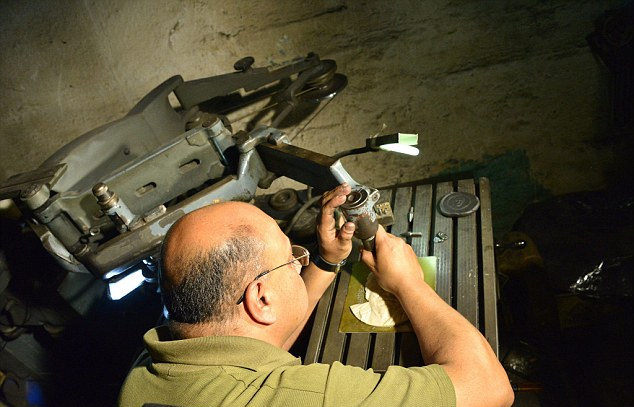 Chân dung của hai Mayweather, Pacquiao ở hai bên và hình tượng của một võ sĩ mừng chiến thắng ở giữa dược nghệ nhân chạm khắc tinh tế.