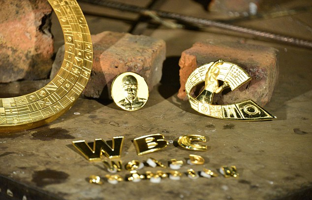 Tất cả những chi tiết này được làm bằng vàng ròng. Chiếc đai này trị giá một triệu đôla - đắt nhất trong lịch sử làng quyền anh. Nhưng đó là giá trị tương xứng với trận quyền anh trị giá 400 triệu đôla giữa Mayweather và Pacquiao.