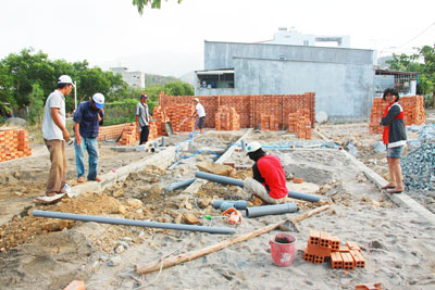 Người dân đồi Trại Thủy xây dựng nhà ở tại Khu tái định cư Đất Lành.  