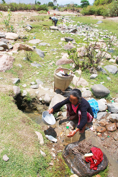 Người dân xã Cam Thịnh Tây phải ra suối lấy nước. 