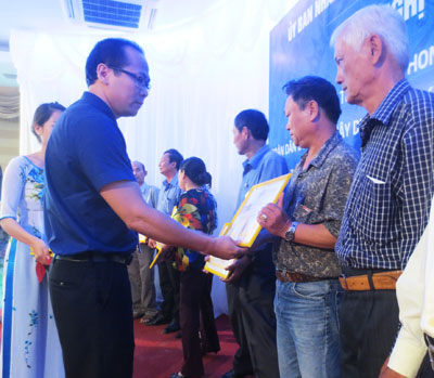 Đồng chí Nguyễn Khắc Hà - Phó Chủ tịch UBND TP. Nha Trang trao bằng công nhận thôn, tổ dân phố văn hóa.