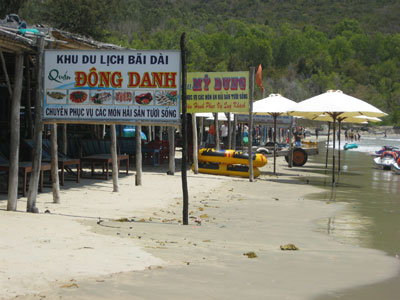 Hàng quán lấn bãi biển