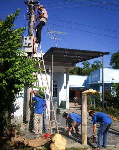 Thực hiện công trình thắp sáng đường quê.