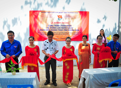  Các đại biểu cắt băng khánh thành công trình thanh niên.