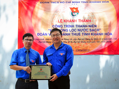  Ông Võ Hoàn Hải – Bí thư Tỉnh đoàn trao chứng nhận công trình thanh niên cấp tỉnh cho đại diện thanh niên ngành thuế tỉnh.