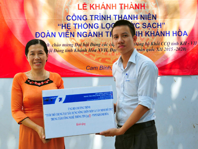 Đại diện Viễn thông Khánh Hòa trao các phần quà cho hiệu trưởng nhà trường.