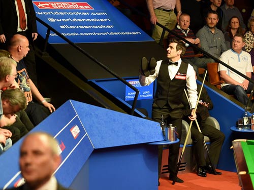 O'Sullivan cởi giày tặng người hâm mộ và đi tất không để thi đấu tiếp.