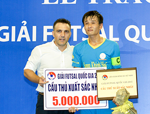 Danh hiệu cầu thủ xuất sắc nhất giải cũng thuộc về Thành Trung của Sanna KH