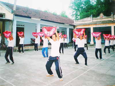 Phong trào tập dưỡng sinh luôn được hội viên Hội Người cao tuổi xã Diên Xuân duy trì.