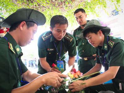 Các chiến sĩ biên phòng cũng trổ tài cắm hoa.