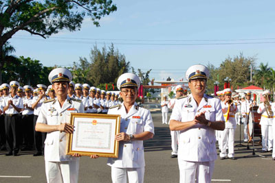 Chuẩn Đô đốc Phạm Hoài Nam trao Huân chương Độc lập cho  Học viện Hải quân.