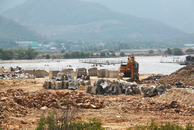 Khu tái định cư Hòn Rớ 2 đang được xây dựng.