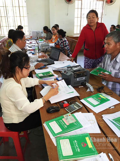 Giải ngân vốn vay chương trình tín dụng học sinh, sinh viên tại Cam Lâm.