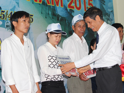 Ông Đoàn Xuân Học - Chủ nhiệm Ủy ban Kiểm tra Tổng Liên đoàn Lao động Việt Nam trao kinh phí hỗ trợ xây mái ấm công đoàn cho công nhân nghèo.