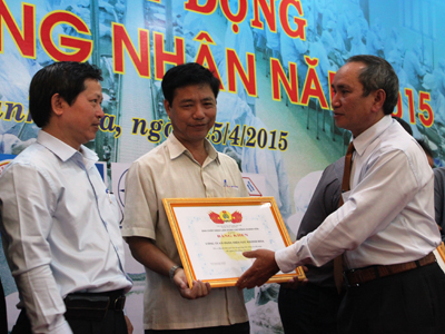 Ông Nguyễn Hòa – Chủ tịch Liên đoàn Lao động tỉnh Khánh Hòa tặng bằng khen cho các tập thể có nhiều hoạt động chăm lo công nhân.