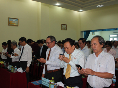 Các đại biểu và công nhân nhắn tin ủng hộ chương trình “Nghĩa tình Hoàng Sa, Trường Sa”.