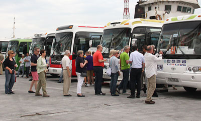 2 tàu quốc tế chở 5.600 du khách cập cảng Nha Trang