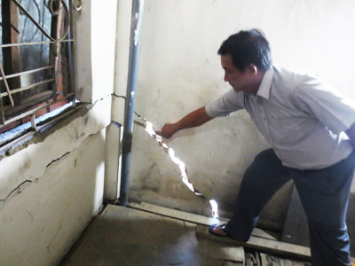 Nhà ông Nguyễn Ngọc Quý bị nứt ngang, dọc tách thành nhiều khối. 