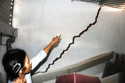 Nhà bà Nguyễn Thị Sự có vết nứt to chạy xéo nhà.