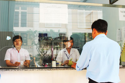 Bệnh nhân nhận thuốc tại Trung tâm Phòng, chống HIV/AIDS.