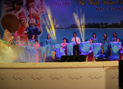 Tiết mục hát múa “Tình yêu Nha Trang” do tập thể phụ huynh biểu diễn