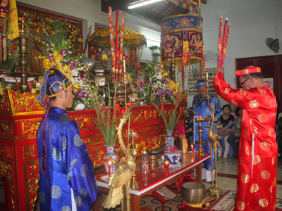 Ông Đàm Quang Hát - Trưởng Ban quản lý đền thờ Đức Trần Hưng Đạo, TP. Nha Trang dâng hương khai lễ